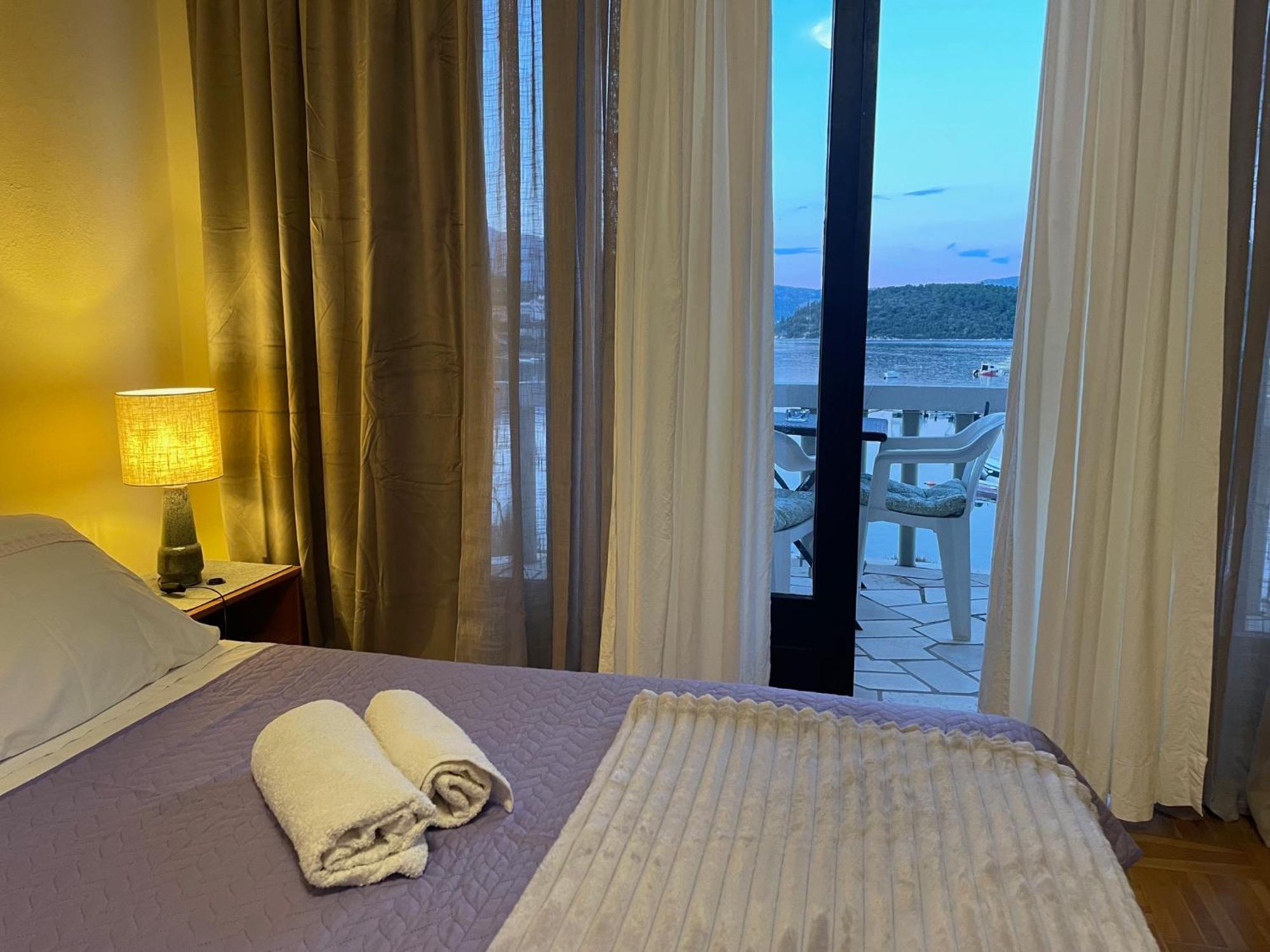 Apartments Ana By The Sea Lumbarda Exterior photo